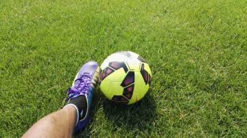 曼城周二闭门训练，为潜力新星启动租借转会谈判（配图示意）